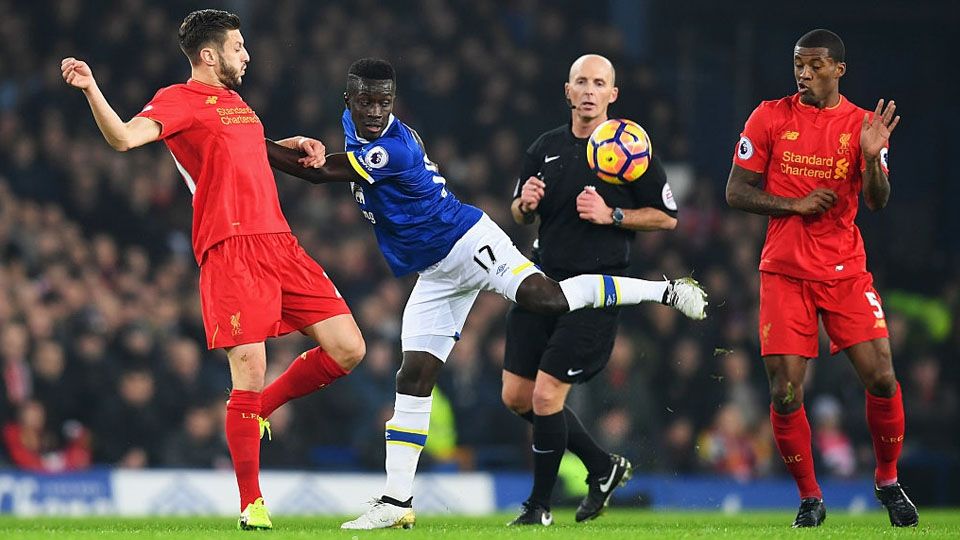 Idrissa Gueye (Everton) vs Adam Lallana (Liverpool) Copyright: © Michael Regan/Getty Images